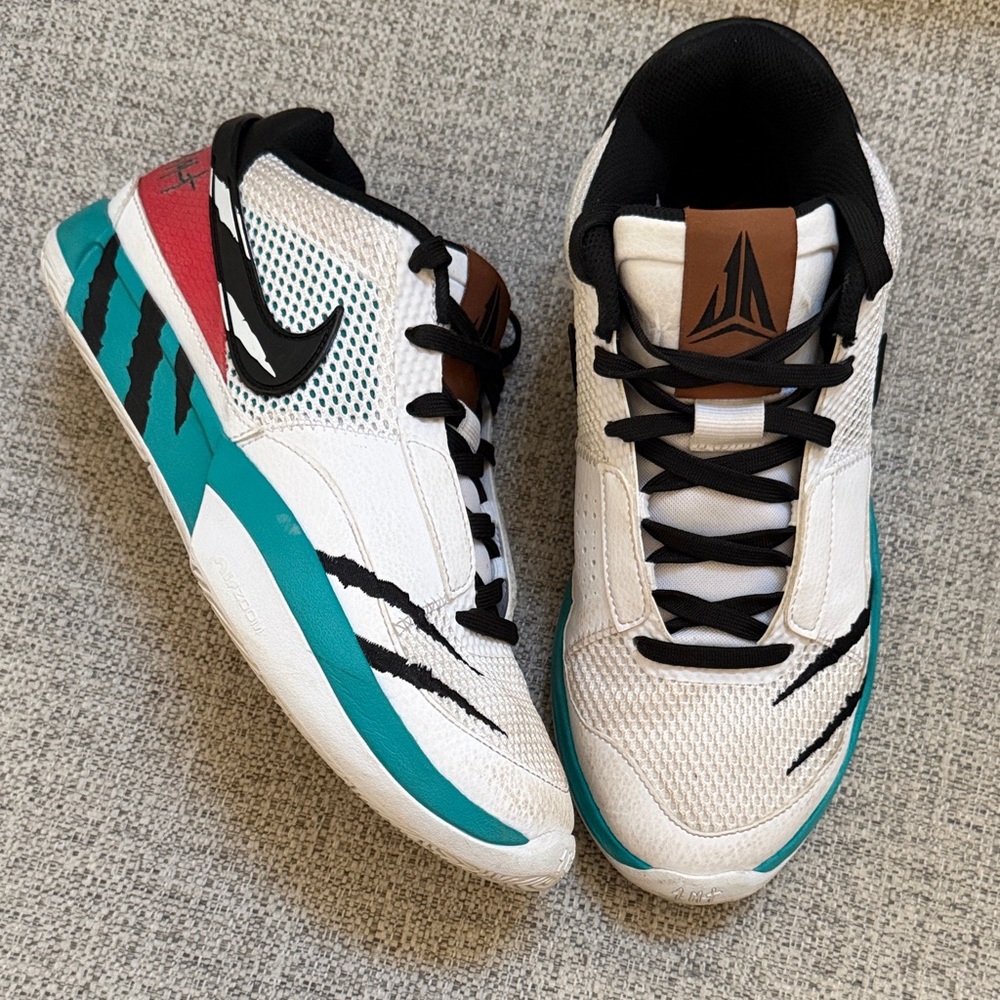 Men's White and Teal Athletic Basketball Shoes ( size US 7.5)
